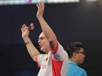 Kevin Simm erkämpft sich durch seinen Sieg über Gilbert Ulang einen Startplatz in der Hauptrunde der Darts WM
