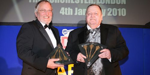Dick Allix und Tommy Cox bei ihrer Aufnahme in die „PDC Hall of Fame“ im Jahr 2010