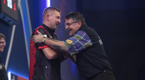 Nathan Aspinall besiegt Doppelweltmeister Gary Anderson