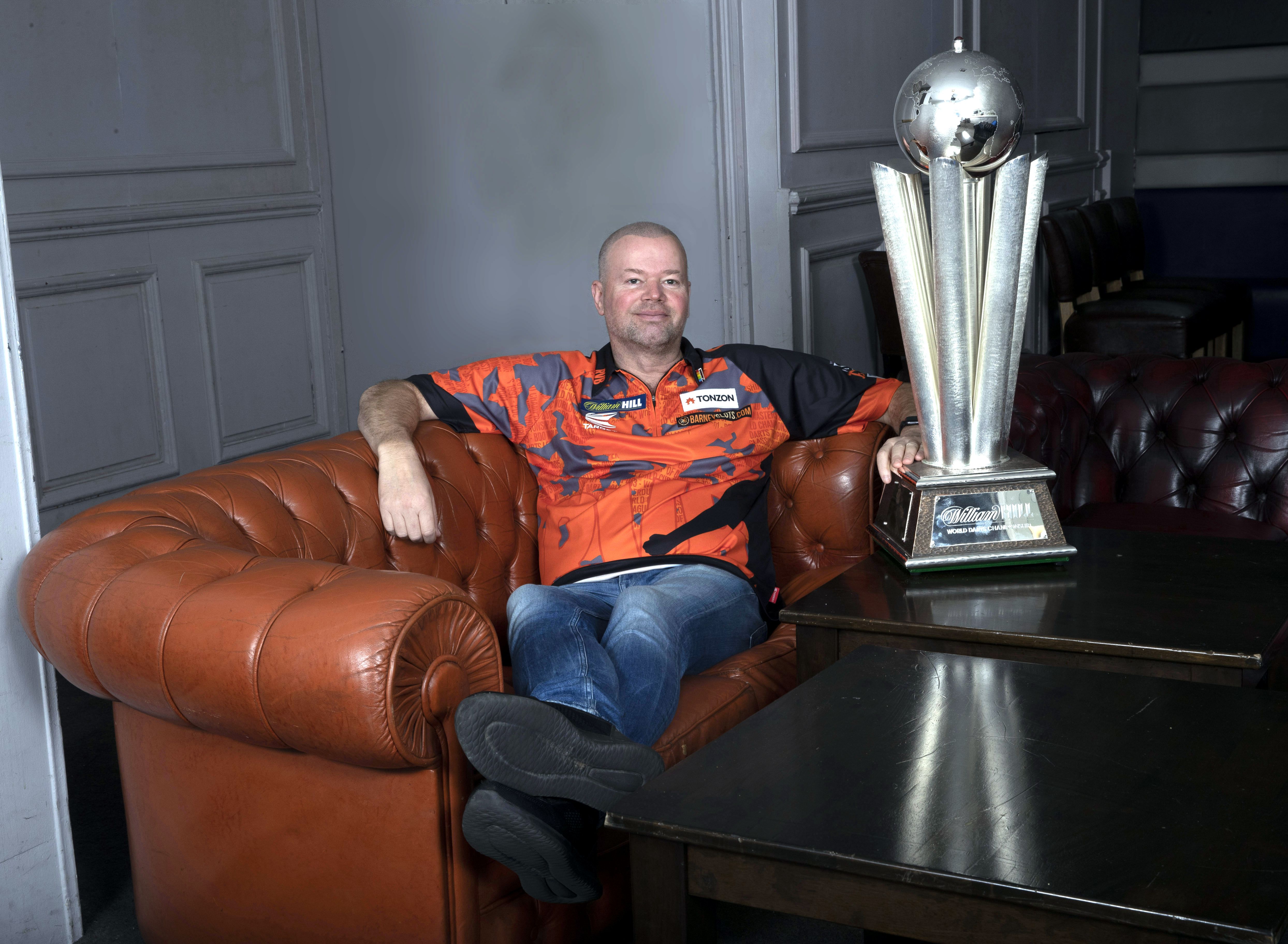 Raymond van Barneveld wnscht sich den WM-Pokal zum Abschied