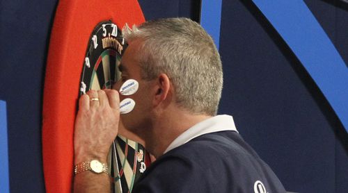 Steve Beaton küsst bei der Darts WM 2017 nach seinem Sieg das Dartboard